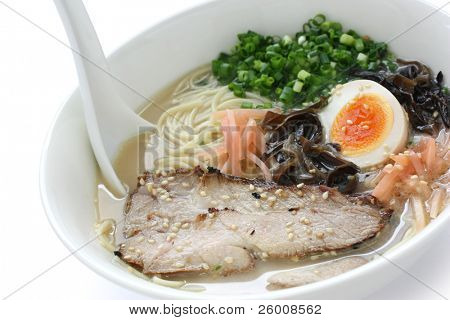japonský ramen nudle s tonkotsu (vepřové kostní vývar) polévka, tonkotsu ramen