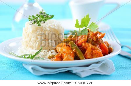 Rayures au curry rouge de poulet avec riz et légumes