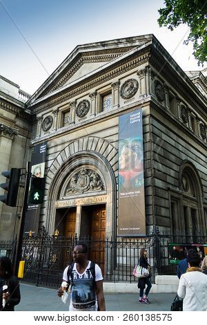 London, Uk - June 7, 2015: Group Of Unidentified Tourists Near National Portrait Gallery In Central 
