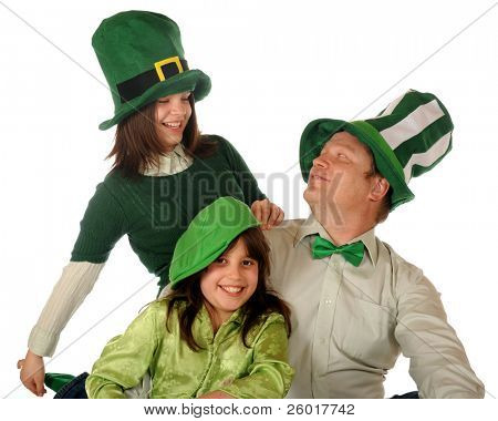 ein Vater und seine Töchter feiern st. Patricks Tag tragen grün und riesige Größe Hüte. unvergleichlicher