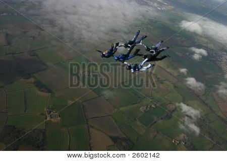 Kuusi Skydivers rakennus muodostumista