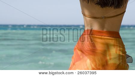 หญิงสาวบนชายหาดของทะเล