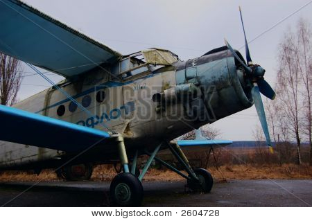 Старый самолет An2