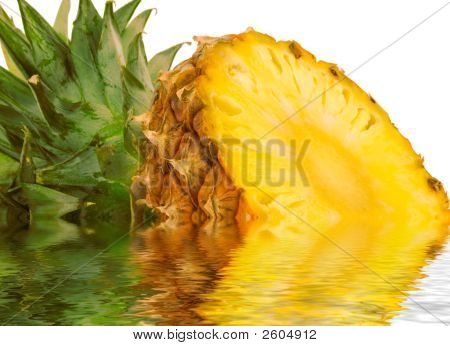 Ananas w wodzie