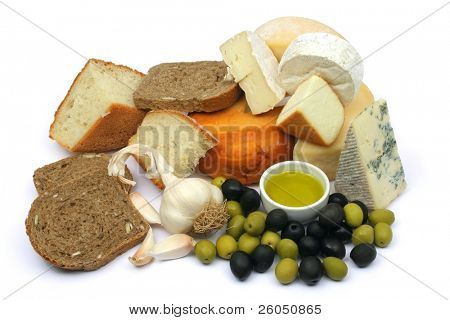 Peynir, ekmek ve beyaz izole zeytin