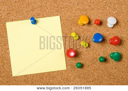 Carta bianca nota e ufficio pin sulla scheda di sughero
