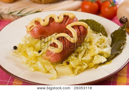 Kogt surkål med pølse, lækre traditionelle tyske måltid