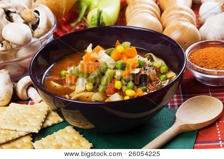 Zeleninová polévka Minestrone s mrkev, zelený hrášek a kukuřice