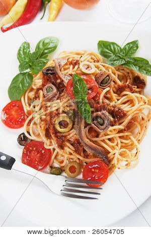 Spaghetti a La jak usmażyć z kapary, anchois, oliwki