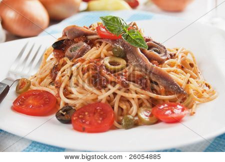 Spaghetti a La jak usmażyć z anchois, kapary, pomidory i oliwki
