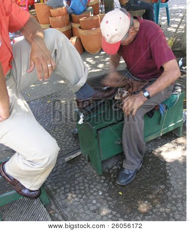 limpieza de zapatos de hombre