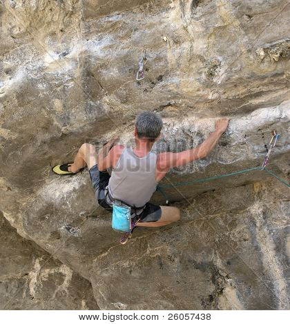 hombre climing piedra caliza Tailandia