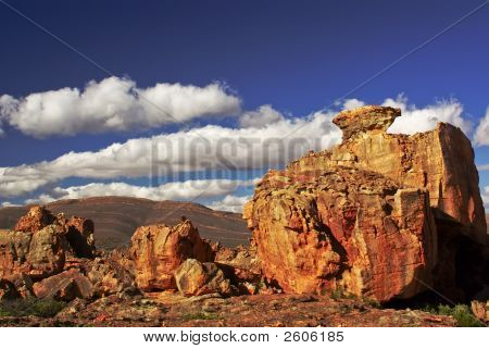 Berge und gelb roten Felsen In der Wüste unter blauen Himmel mit Wolken