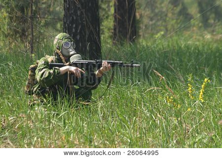 Soldat i gasmaske med Kalashnikov
