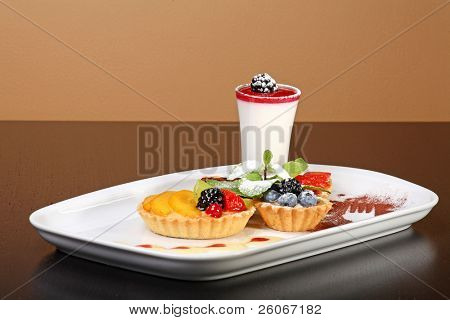  Misto deserto piatto con bacche panacotta ed estate