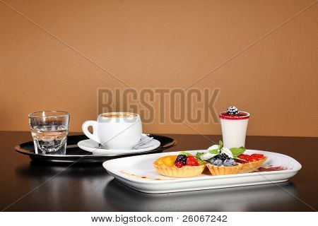  Misto deserto piatto con bacche panacotta ed estate accompagnati da coffee tray