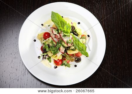 Salade de poulpe : plat de poulpe, fruits de mer