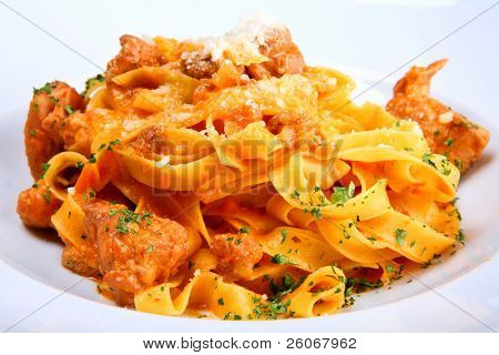 Piatto di pasta italiana (Tagliatelle con ragù di coniglio)