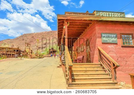 Calico, Ca, Usa - August 15, 2018: Pottery In Main Street Of Cowboy Theme Park, Yermo. Calico Was De