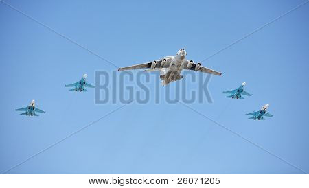 Moskva - 9 maj: Russiske luftvåben fly i formation på militærparade afsættes til sejr