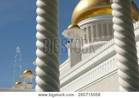 Sultan Omar Ali Saifuddin Mosque - Brunei