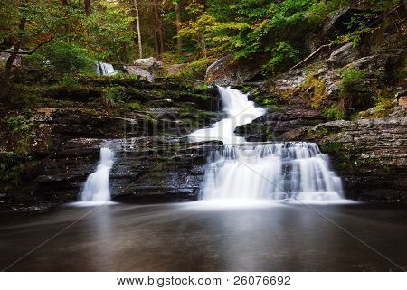 Vandfald med træerne og klipperne i bjerget i efteråret. Fra Pennsylvania Dingmans Falls.