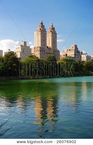 Horizonte urbano de Manhattan Central Park de Nova Iorque com arranha-céus e árvores reflexo de lago com b