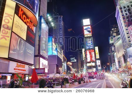 NEW YORK CITY - SEP 5: Times Square, skisserat med Broadway-teatrar och stort antal LED skyltar, jag