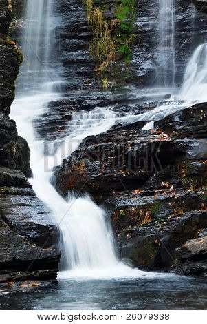 Vandfald med træerne og klipperne i bjerget i efteråret. Fra Odder Falls Pennsylvania Dingmans Falls.