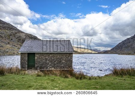Rotten Cottage At Ogwen Valley With Llyn Ogwen In Snowdonia, Gwynedd, North Wales, Uk - Great Britai
