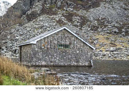 Rotten Cottage At Ogwen Valley With Llyn Ogwen In Snowdonia, Gwynedd, North Wales, Uk - Great Britai