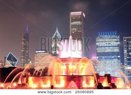Chicago skyline pilvenpiirtäjiä ja Buckinghamin suihkulähteelle Grant Park yöllä valaistu värikäs ligh