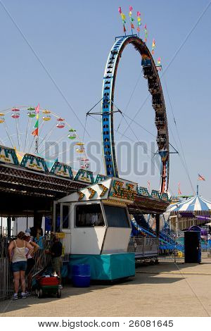 Karneval midway s mnoha barevnými zábavní jízdy