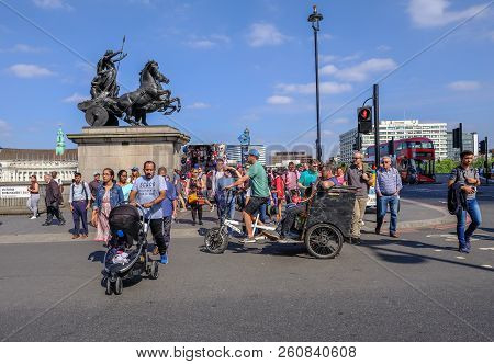 Westminster, London, Uk - June 8, 2018: Tourists And People Crossing The Road At The Junction Of Wes