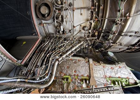 Esposizione dettagliata di un motore a turbina a getto.