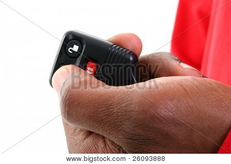 มือผู้ชายบนรีโมทกับพื้นหลังสีขาว