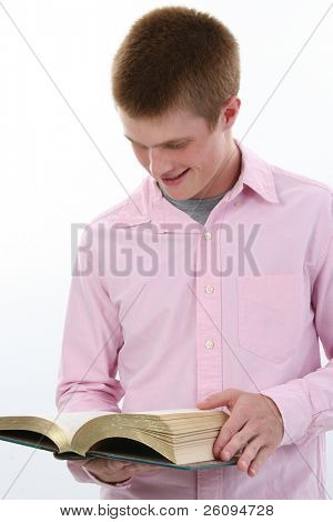 Attraente diciassette-anno-vecchio ragazzo con il libro aperto.