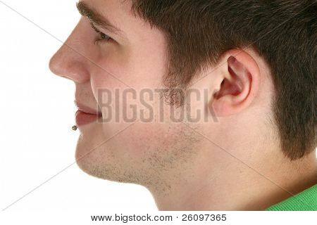 Profilansicht des jungen Mannes mit Labret Piercing weiß.