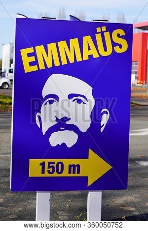 Bordeaux , Aquitaine / France - 12 04 2019 : Emmaus Sign Companions Logo Face Abbe Pierre Store Soli
