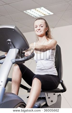 สาวในหอกีฬาบน velosimulator การ