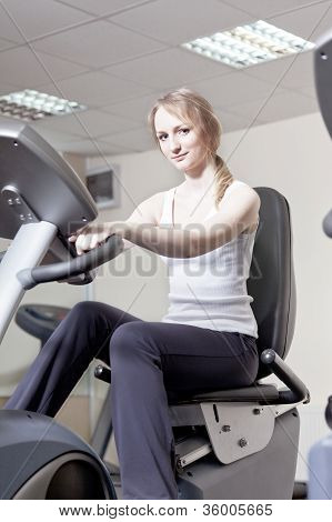 สาวในหอกีฬาบน velosimulator การ