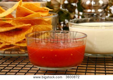 Salsa Nachos ve Peynir Dip