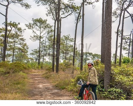Loei/thailand-17 Feb 2019:unacquainted Tourist Waiting On Nature Trail At Phu Kradueng Mountain Nati