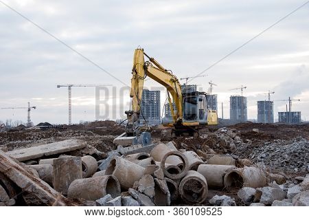 Excavator With Crusher Bucket For Crushing Concrete. Construction Waste Recycling For Construction M