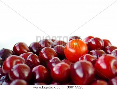 Pomodoro ciliegia con ciliegie