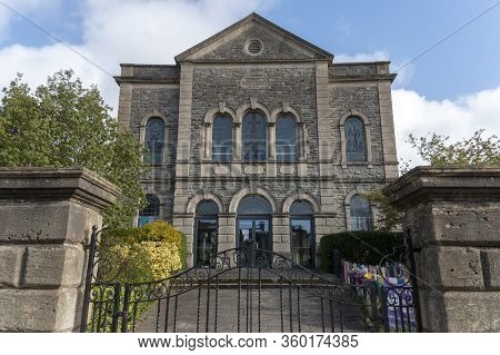 Bristol-april-2020-england- A Close Up View Of A Old Stone Church On The Main Street