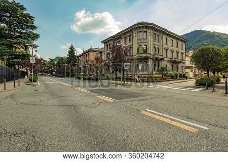 Como, Italy - August 4, 2019: Local People And Tourists On A Quiet Cozy Streets In The Center Of Bea