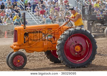 Orange Minneapolis Moline Traktor