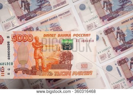 The Russian Bill Of 5000 Rubles Hangs Over A Field Of 500 Ruble Banknotes. View From Above. Close-up