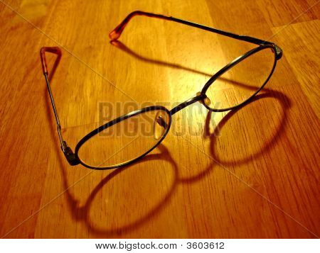Gafas en mesa